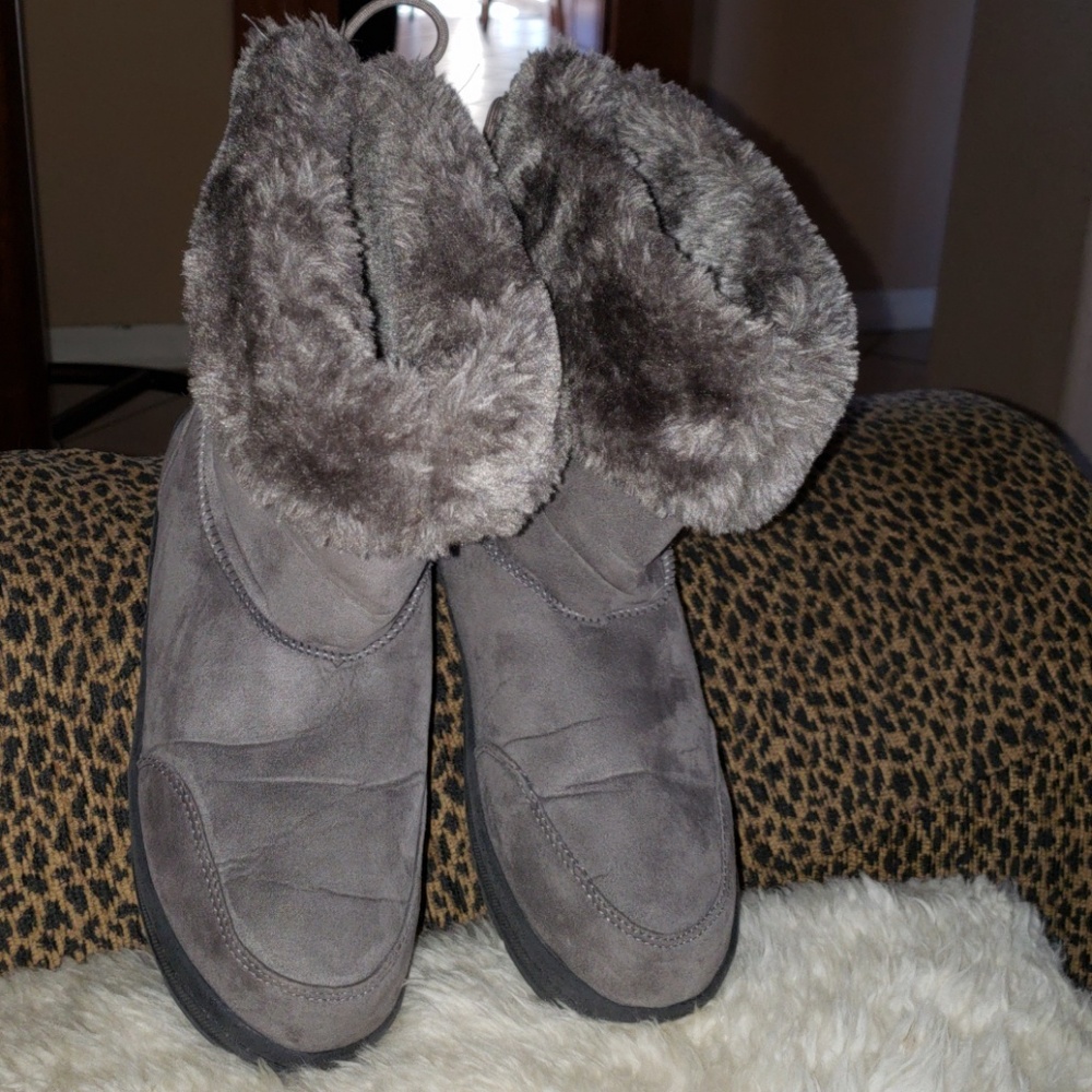 Gray boots furry inside sz6 like new